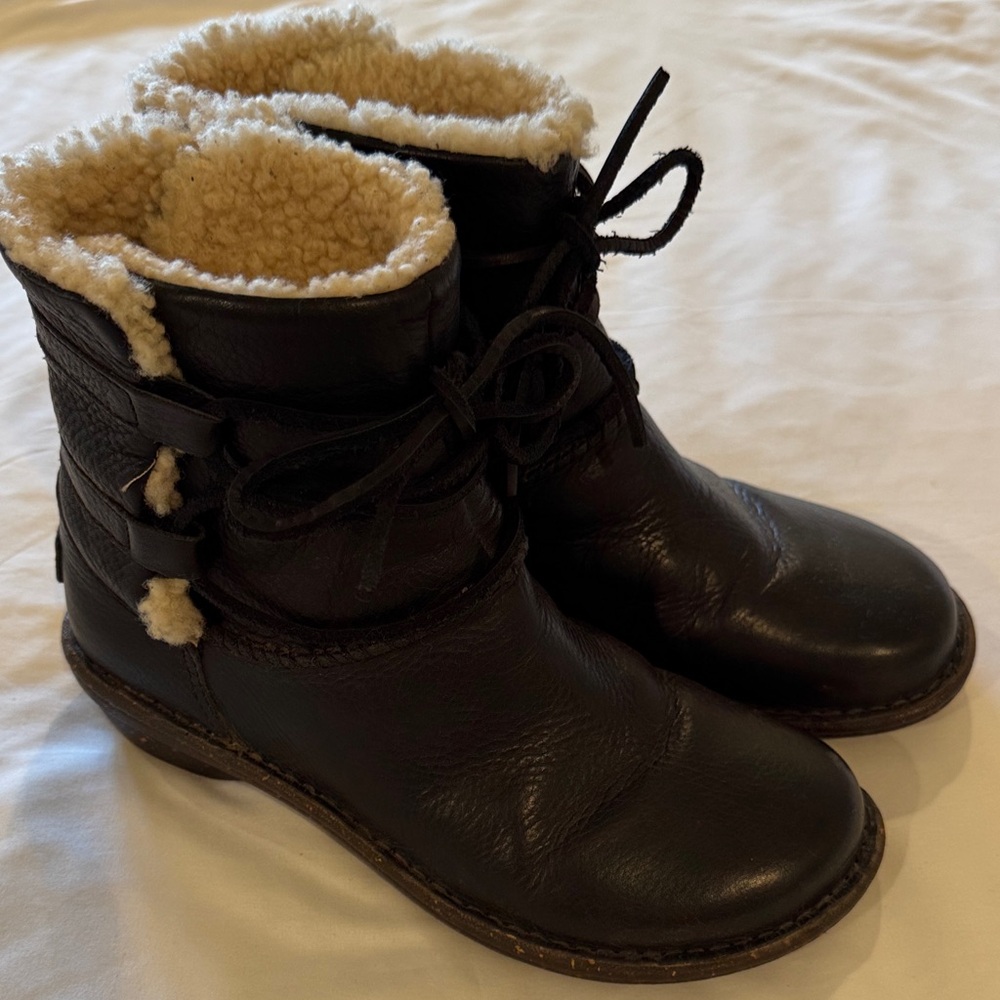 UGG Caspia Leather Boots 8 - Picture 2 of 6